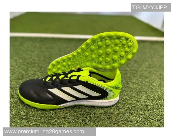 探索adidas足球鞋新款的创新设计与卓越性能,助你在赛场上尽显风采 探索adidas足球鞋新款的创新设计与卓越性能,助你在赛场上尽显风采